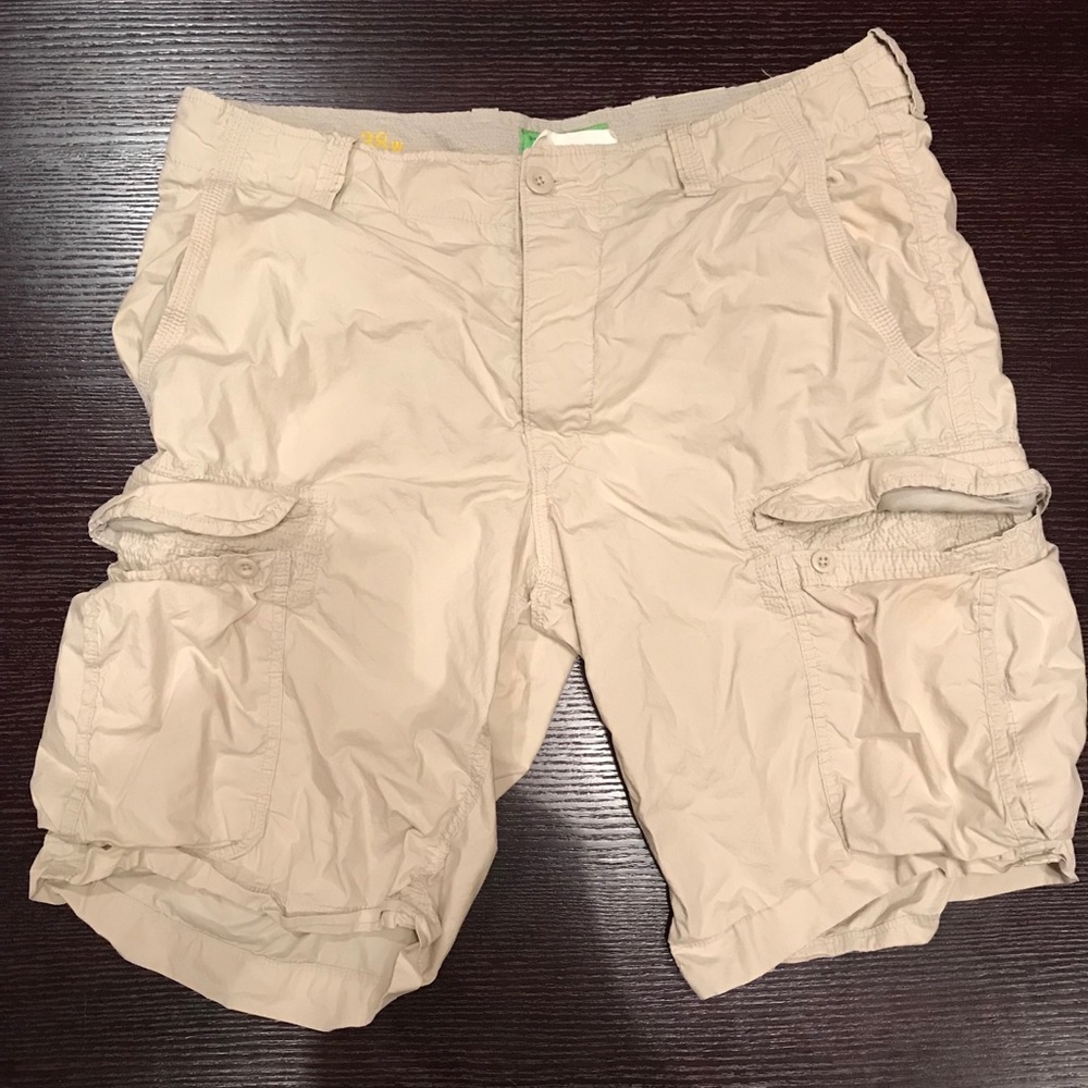Nice Men’s khaki cargo shorts